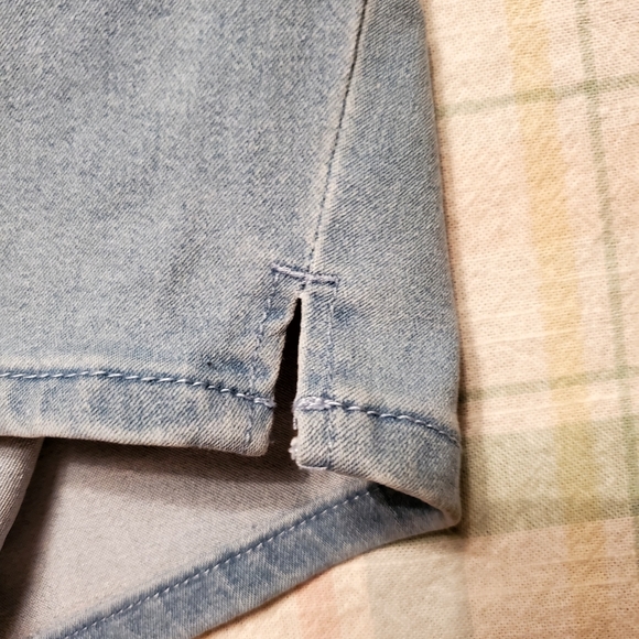 DG2 light wash Bermuda shorts. Soft, stretchy material. - Picture 4 of 4